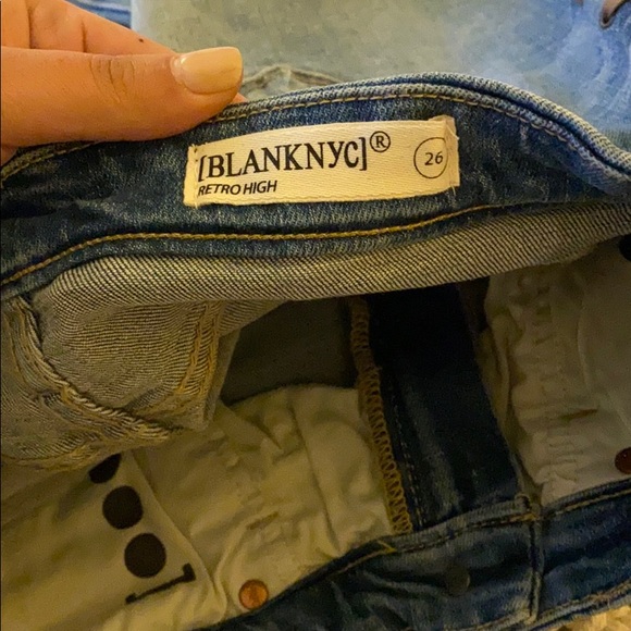 BLANK NYC SHORTS. - Picture 3 of 3